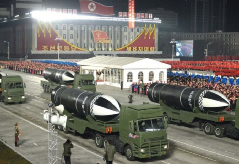 Зброя КНДР - на параді в Пхеньяні показали нові балістичні ракети - фото, відео - фото 1