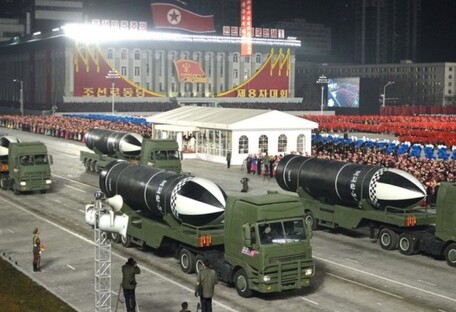«Наймогутніша зброя» Кім Чен Ина: в КНДР показали нові балістичні ракети - фото, відео