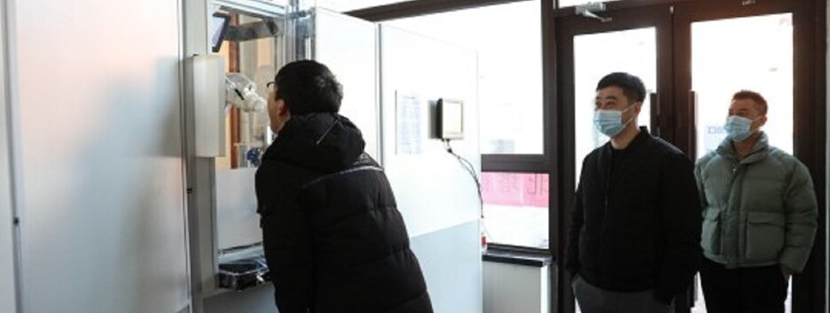 Кибер-помощник в пандемию: в Китае тест на коронавирус берет робот - фото