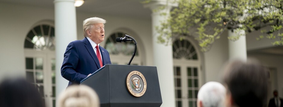 Масове помилування і «ядерна валіза»: як проходить останній день президента Трампа - відео