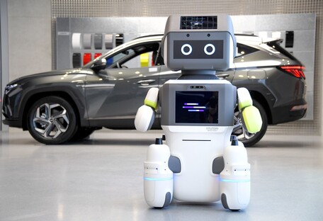 Робот-хостес від Hyundai: з ним можна поговорити або скористатися вбудованим інтерфейсом на екрані - фото