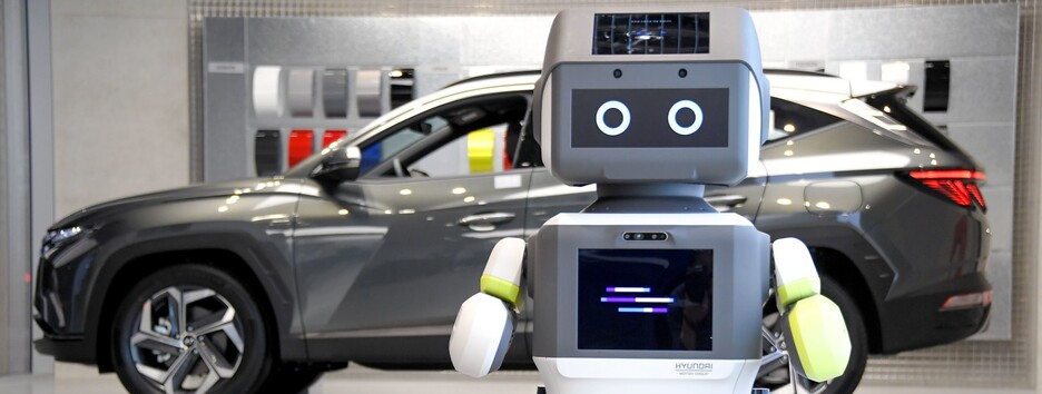 Робот-хостес від Hyundai: з ним можна поговорити або скористатися вбудованим інтерфейсом на екрані - фото