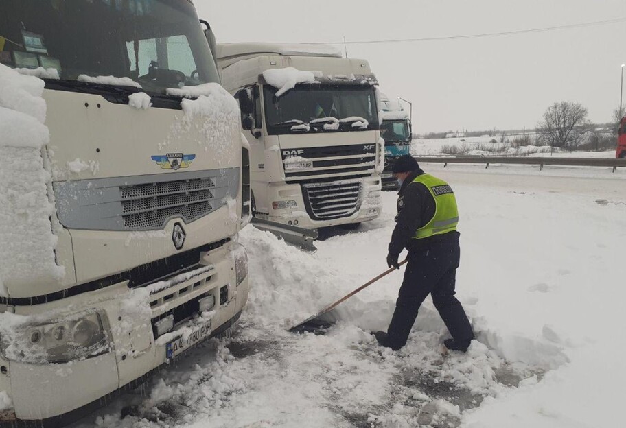 Негода в Україні - які дороги перекриті, де затори - фото 1