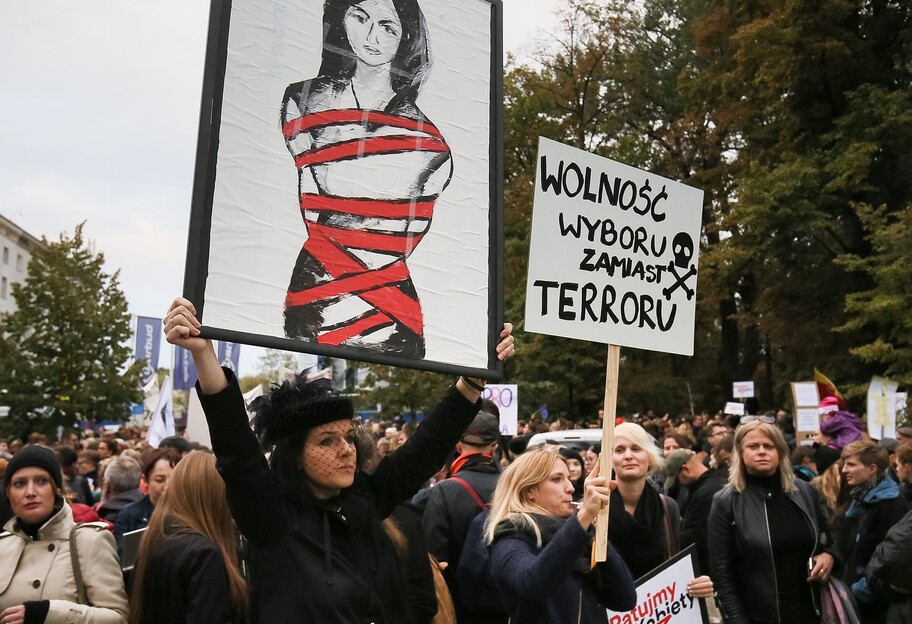Запрет абортов в Польше вызвал протест - Протесты в Польше из-за запрета абортов - фото 1