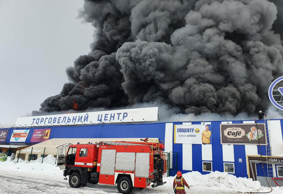 У Первомайську горить Епіцентр, фото і відео масштабної пожежі - фото 1