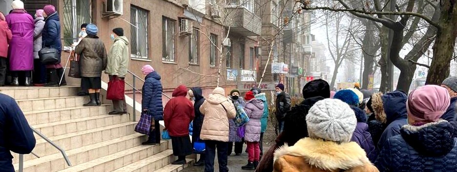 «Який треш»: фото величезної черги українців за доплатою до субсидії