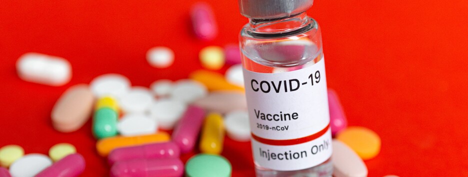 Первыми в Украине вакцинируют Зеленского и «авторитетов» - подробности