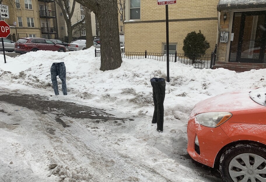 Лайфхак - американец поставил на парковку замороженные штаны - фото 1
