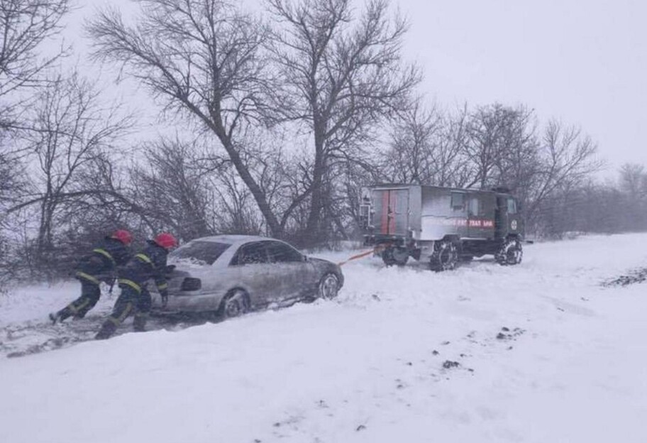 Погода в Україні сніжна - 15 лютий обмежено рух транспорту - фото 1