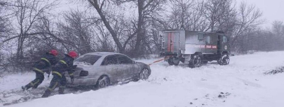 Погода в Украине остается сложной: где ограничено движение транспорта