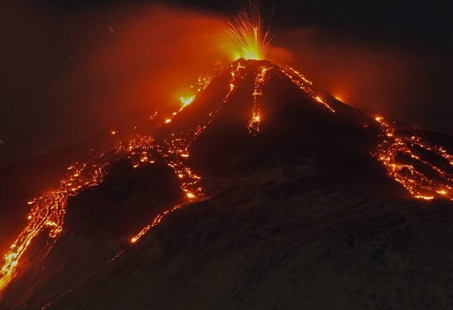 В Італії вивергається вулкан Етна - фото і відео - фото 1