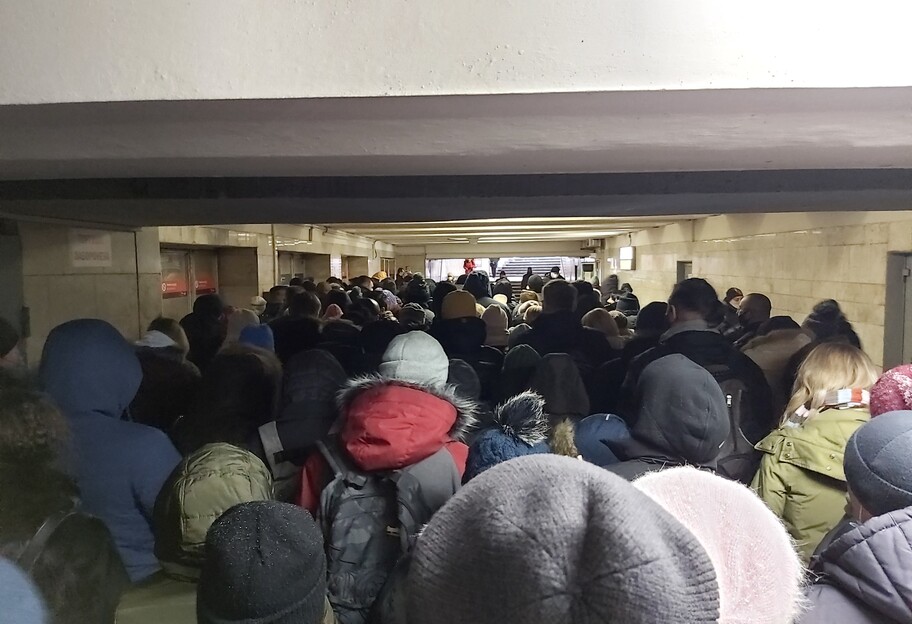 У Києві біля метро величезні черги, що відбувається - відео - фото 1