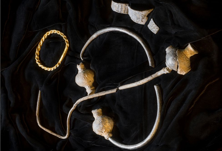 Жінка знайшла на острові тисячолітні прикраси з золота та срібла (фото) 