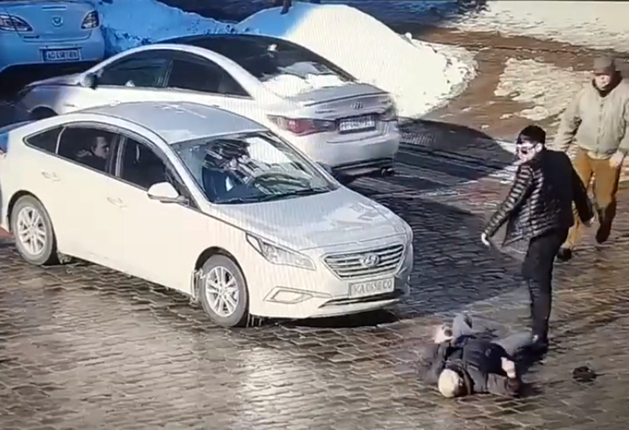 Драка в Киеве - на Городецкого водитель убил пешехода - видео - фото 1