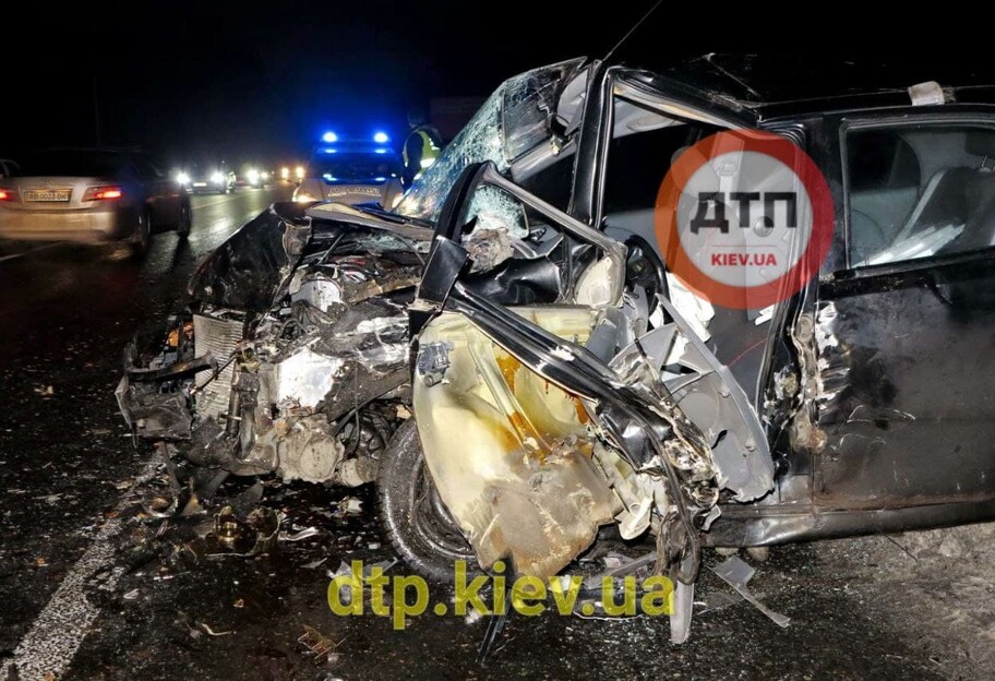 В Киеве на Гостомельском шоссе авария - водитель выбросило из машины - фото - фото 1