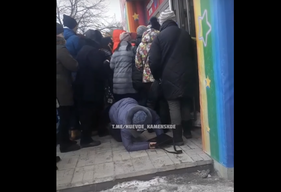 Секонд-хенд - натовп ледь не затоптав жінку під час штурму магазину - відео - фото 1