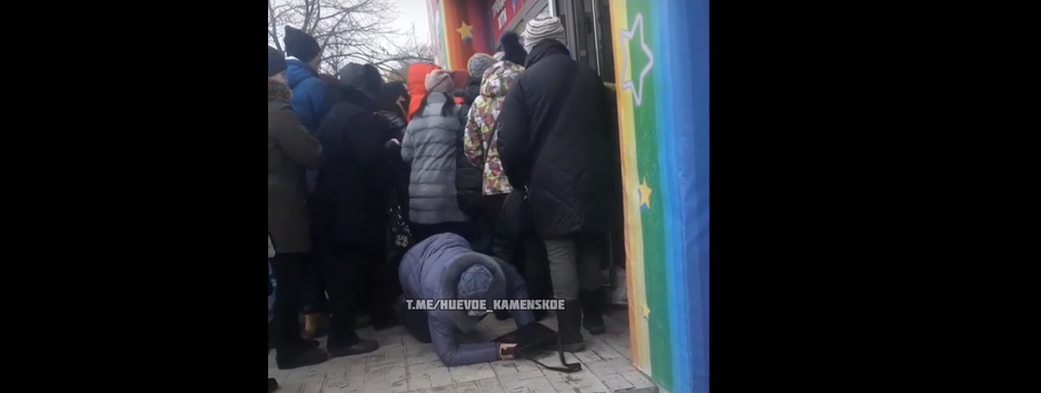 Чуть не задавили женщину: в Каменском толпа штурмовала секонд-хенд (видео)
