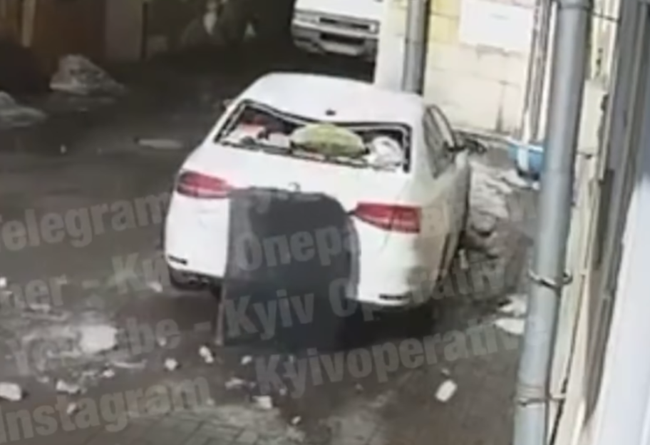 У Києві на машину з даху впала брила льоду - відео - фото 1