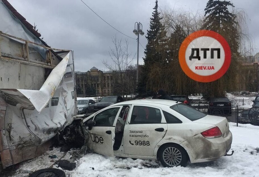 Аварія в Києві - п'яний таксист зніс магазин (фото) - фото 1
