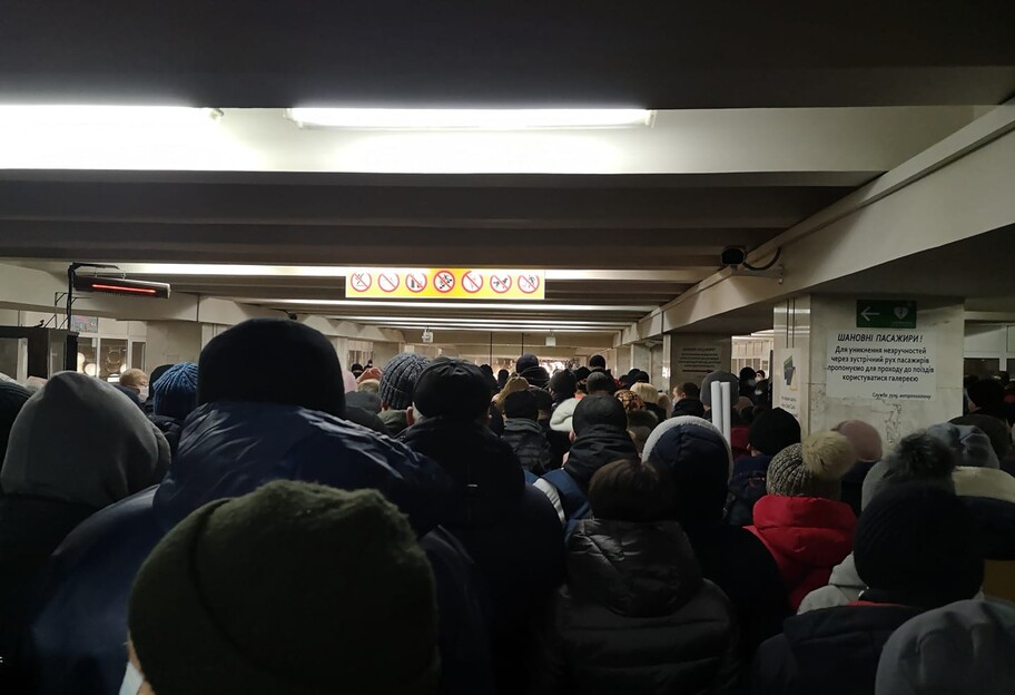 У Києві в метро вранці 1 березня утворилися затори - відео  - фото 1