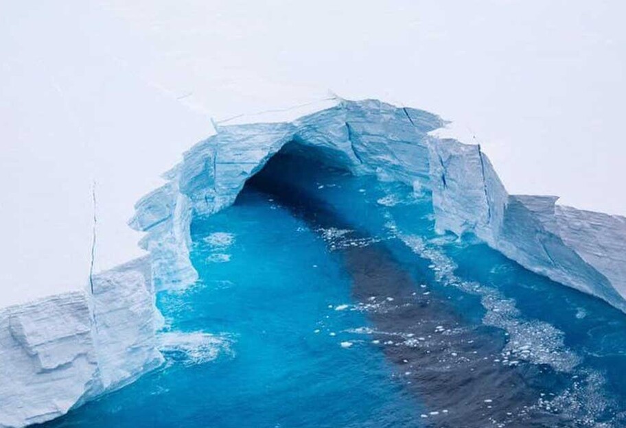 Гигантский айсберг показали из космоса - фото - фото 1
