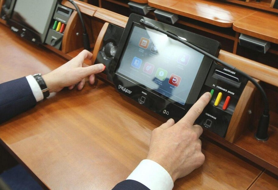 В Раде установили сенсорные кнопки для голосования - видео - фото 1