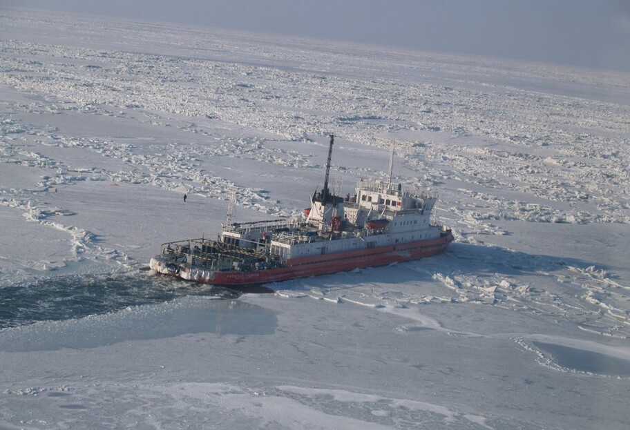 В Азовском море ледоколы выводят российские судна из ледяного плена - карта - фото 1