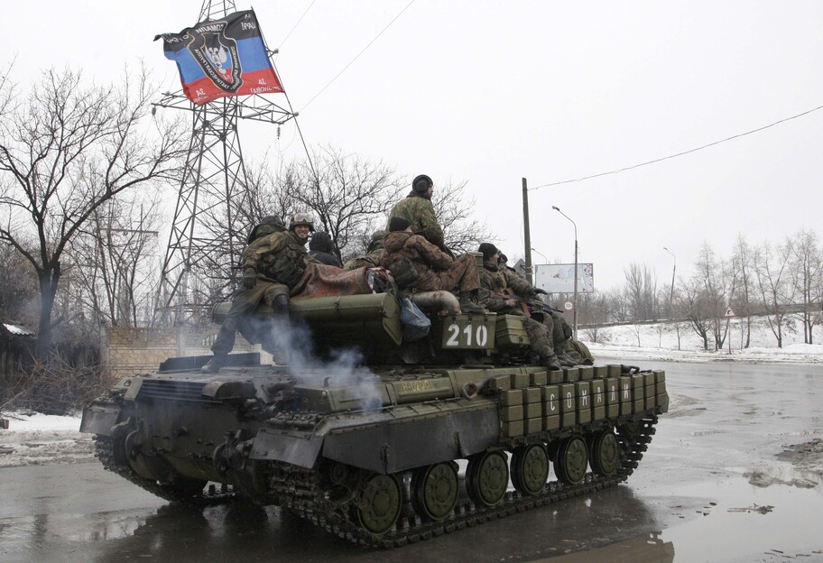 Война на Донбассе – оккупанты из «ДНР» подводят к передовой танки и артиллерию - фото 1