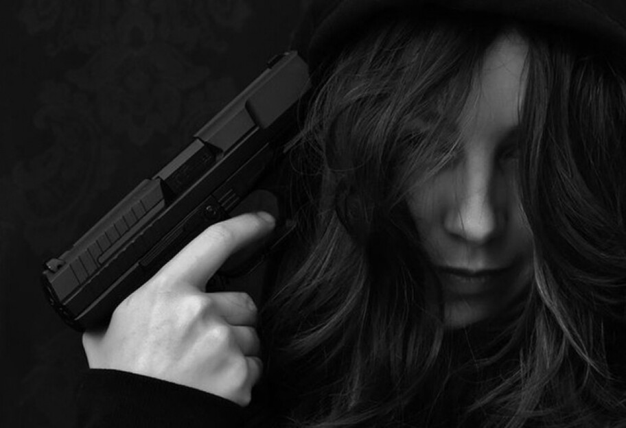  У Києві школярка грала пістолетом на вулиці і вистрілила - відео  - фото 1