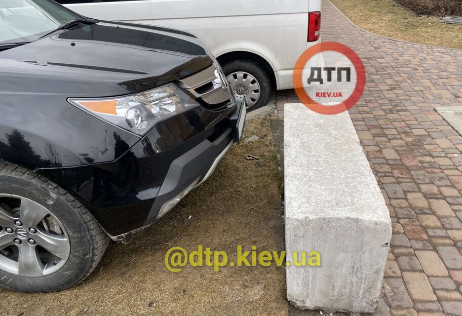 В Киеве героя парковки заблокировали бетонными плитами - фото - фото 1