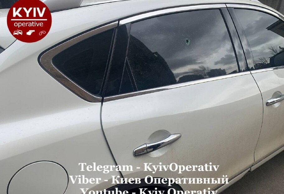 В Киеве обстреляли припаркованные автомобили – фото - фото 1