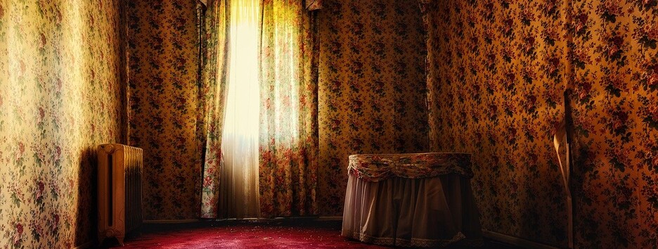 Американка нашла за зеркалом своей ванны скрытую квартиру: что она там увидела (видео) 