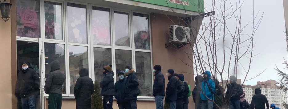 У Києві чоловіки стоять у чергах за квітами (відео)