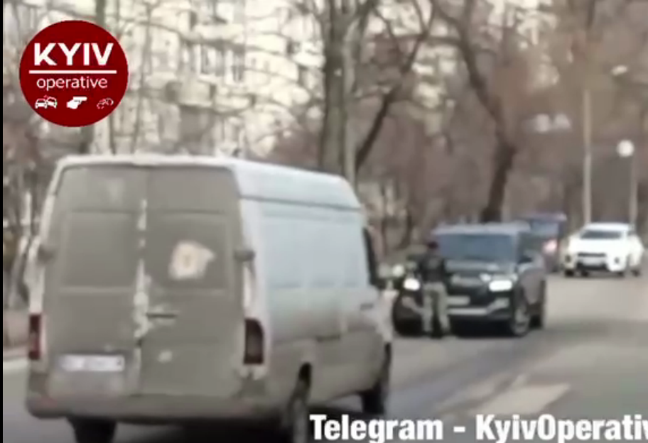 У Києві жінка кидалась під авто - її затримала поліція - відео - фото 1