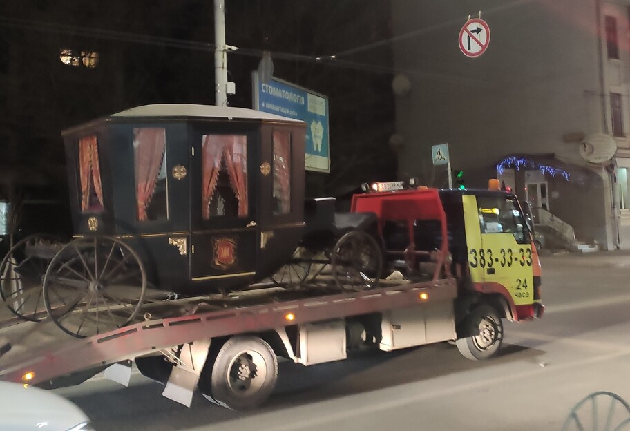 В Киеве эвакуатор увез карету – соцсети смеются - фото - фото 1