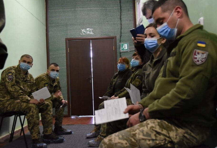 Вакцинация в Украине - как делают прививки Covishield на передовой - фото - фото 1