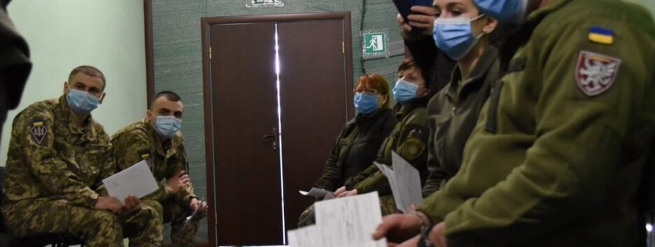 Девять из десяти отказываются: как вакцинируют бойцов ВСУ на передовой (фото)