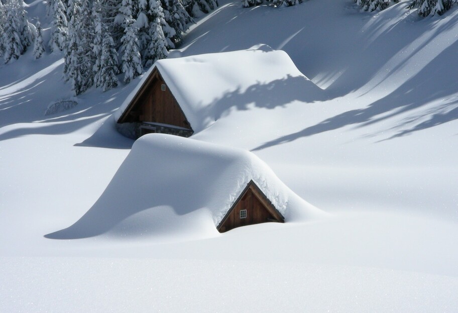 У Карпатах випав сніг - синоптики попереджають про погіршення погоди 12 березня - фото 1