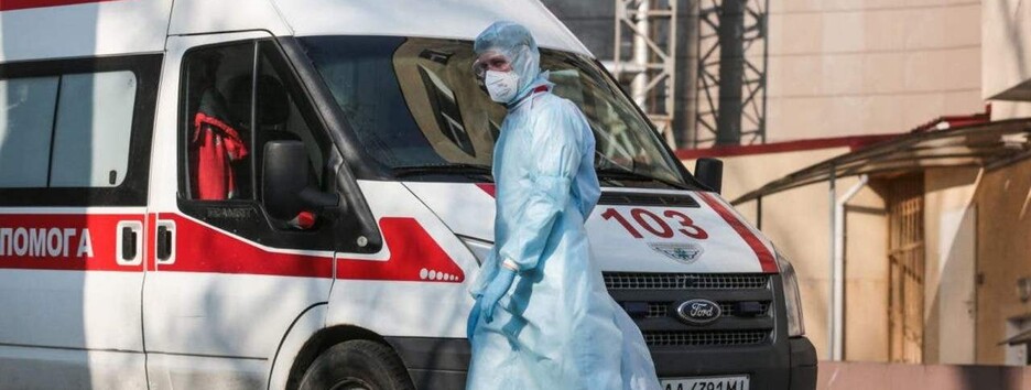 В больницах мест нет: на Прикарпатье женщина с коронавирусом умерла в “скорой”