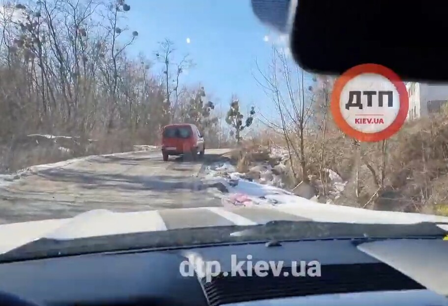 В Киеве на улице Колоскова водители ездят по дороге без покрытия – видео - фото 1