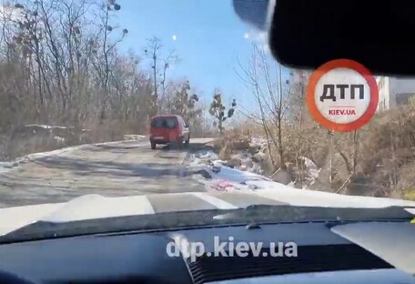 Житель Киева пожаловался на “убитую” дорогу в городе (видео)