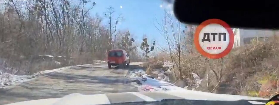 Житель Киева пожаловался на “убитую” дорогу в городе (видео)