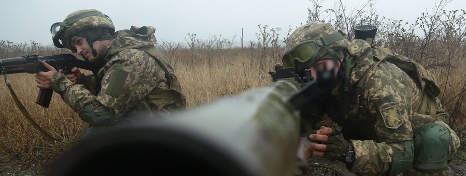Обострение на Донбассе: один украинский военный ранен, один убит