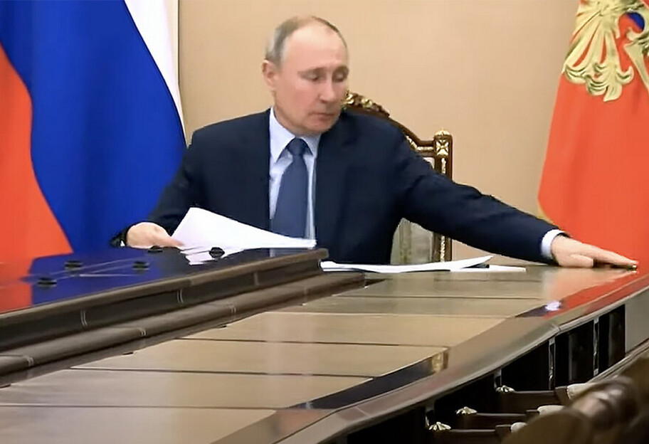 Путин поймал карандаш - видео высмеивают в соцсетях - фото 1