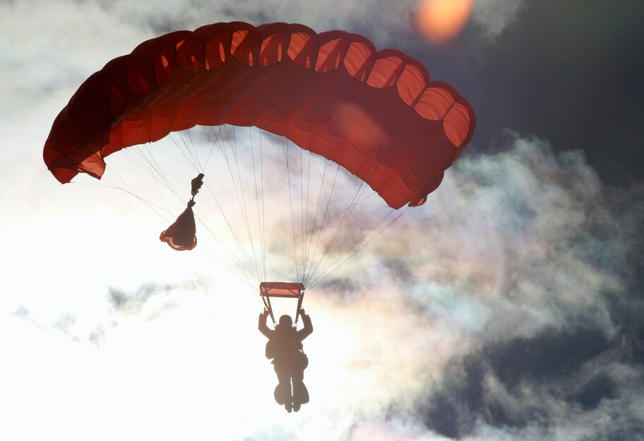 В Читі парашутист зачепився за вертоліт - фото, відео - фото 1