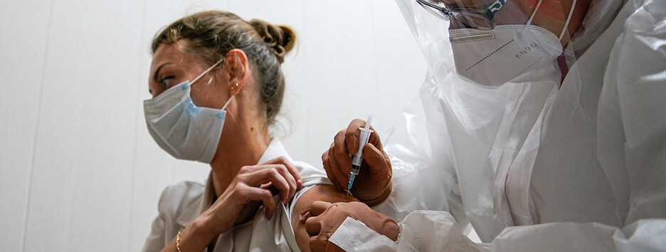 Украинцев будут вакцинировать препаратом CoviShield по новой схеме
