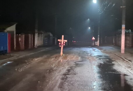 Под Киевом посреди дороги установили крест с венком (фото)