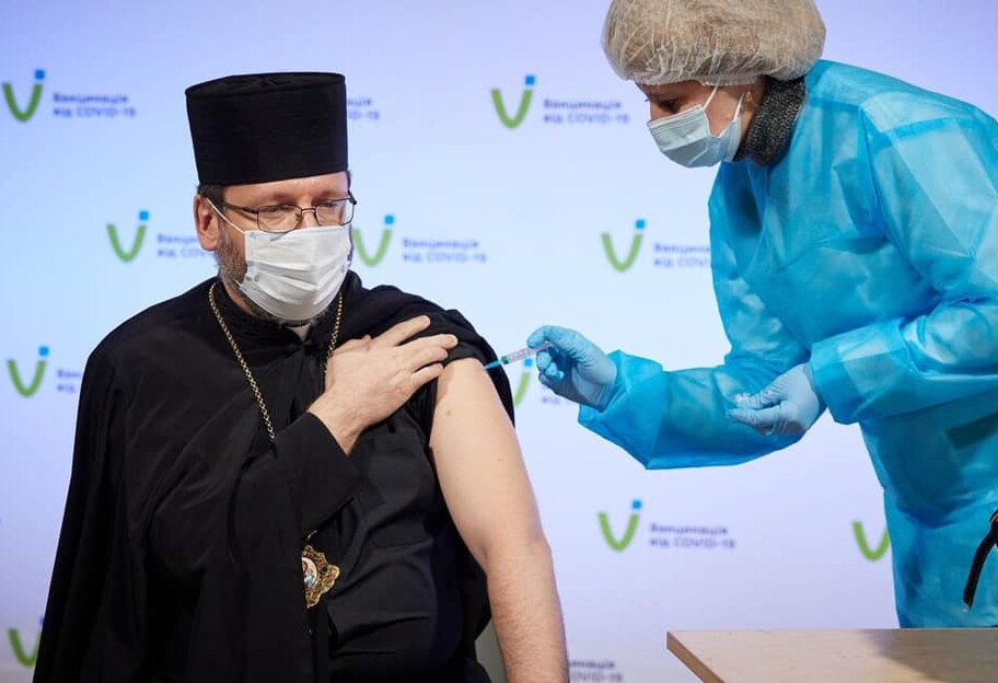 Вакцинация в Украине - прививки от коронавируса сделали церковные деятели - видео - фото 1