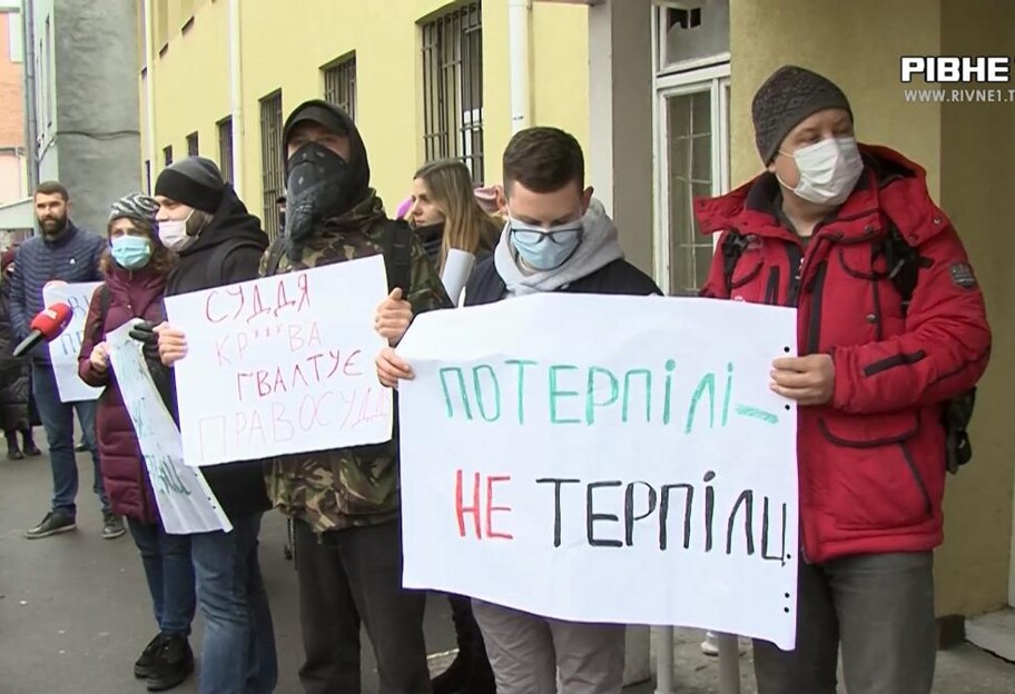 В Ровно активисты закидали яйцами авто обвиняемого в четырех изнасилованиях – видео - фото 1