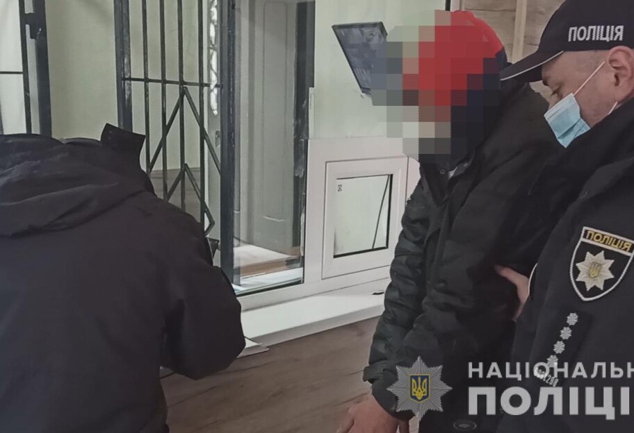 В Одессе мужчина убил мать топором и отнес ее тело в мешке к школе - фото 1